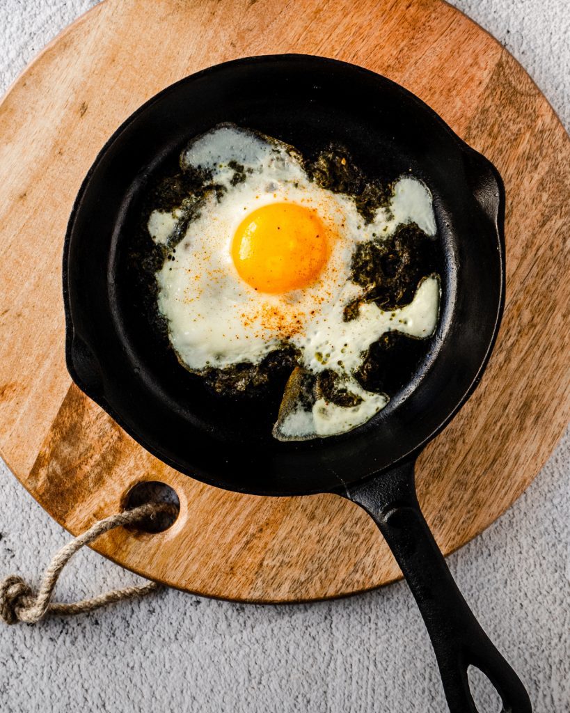Αυτό το πιάτο θα αλλάξει τη ζωή σου. Αβγά τηγανισμένα σε μυρωδάτη, λεμονάτη σάλτσα μυρωδικών. Έτοιμο σε 15 λεπτά.