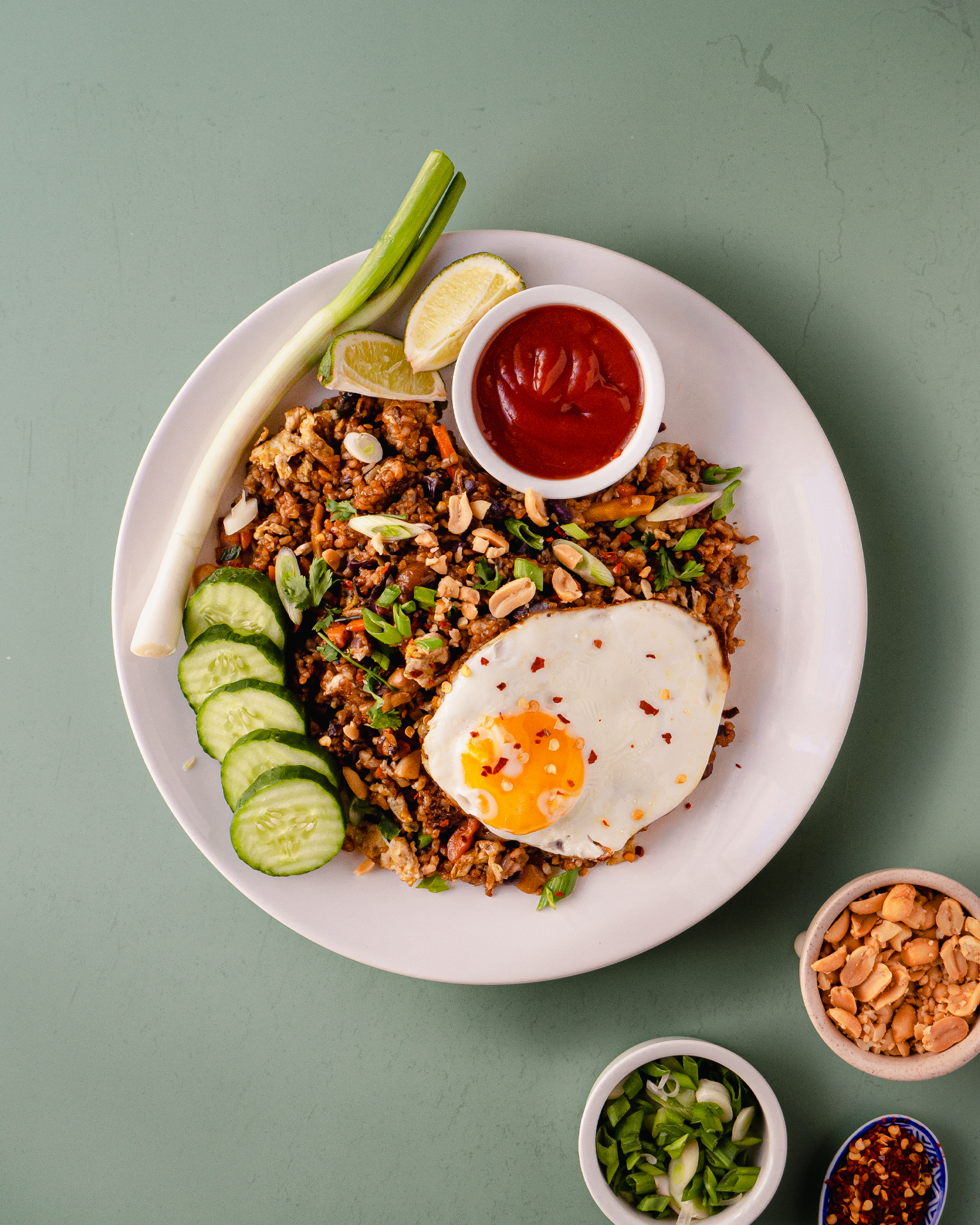 Καραμελωμένο ρύζι, μπόλικα λαχανικά, τηγανητό αβγό, τραγανά φιστίκια και όλο το έπος της ταϊλανδέζικης κουζίνας σε ένα πανγρήγορο πιάτο που φτιάχνεται με ό,τι έχεις στο ψυγείο σου.