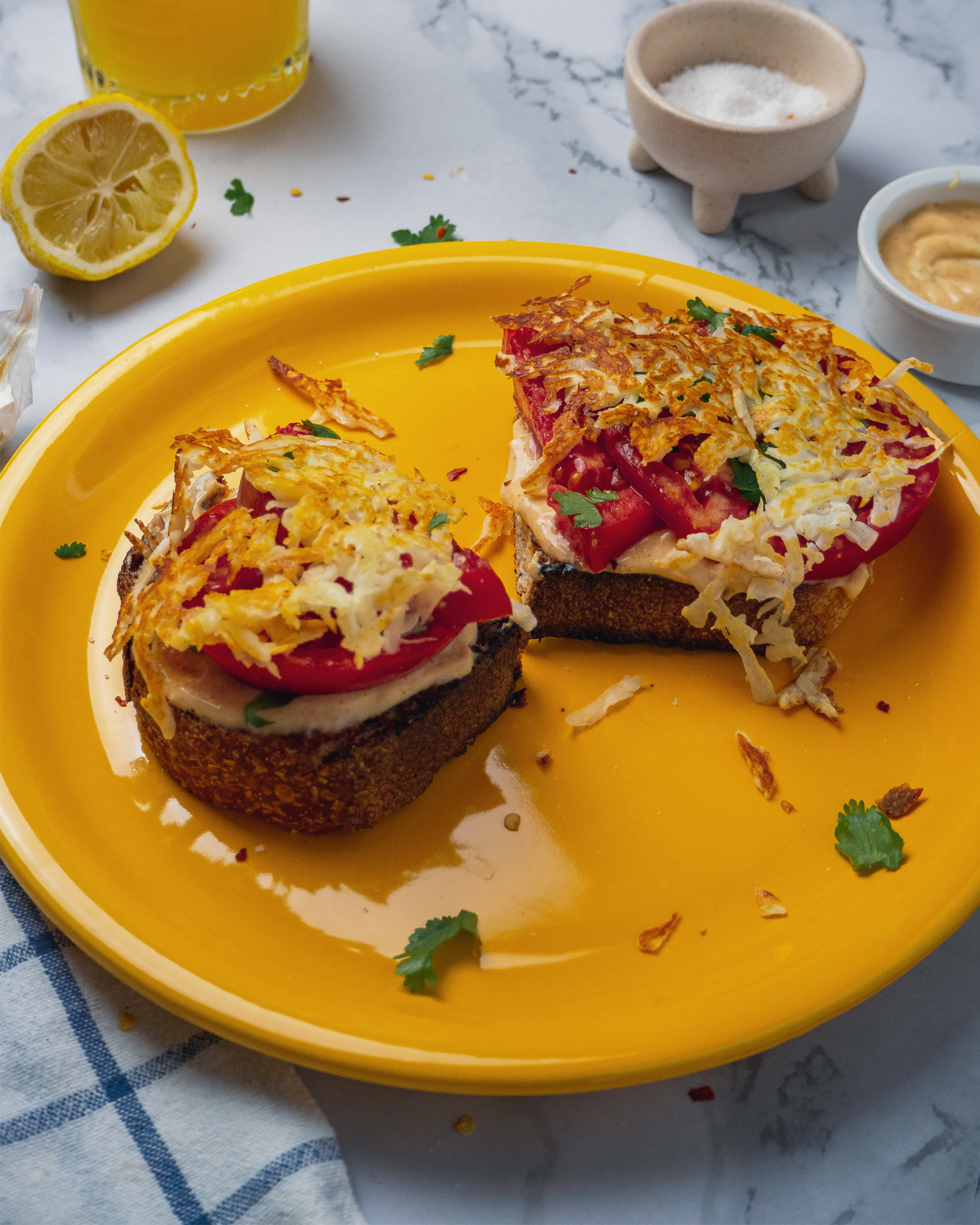 Μια κυριλάτη εκδοχή του κλασικού νοτιοαμερικάνικου tomato toast, με καπνιστή πάπρικα, μυρωδικά και ένα επικό τραγανό πλέγμα από χαλούμι.