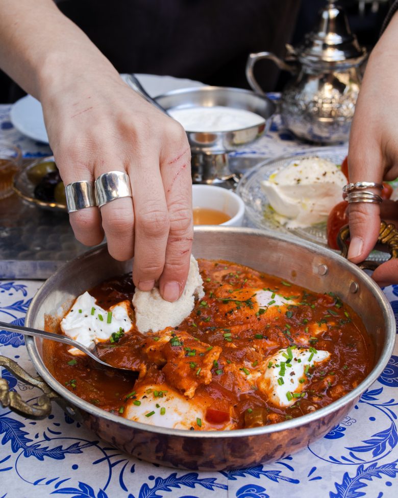 Το Baba Ganoush το ξέρουμε για τα αφράτα του φαλάφελ. Ε τώρα θα το μάθουμε και για το ανατολίτικο και μερακλίδικο brunch του. Στο Παγκράτι ή σπίτι σου.