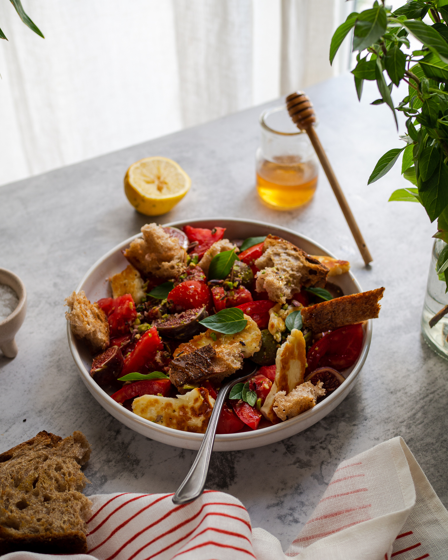Η απόλυτη σαλάτα του αποκαλόκαιρου, που τα σύκα και οι ντομάτες είναι στα καλύτερά τους, και η διάθεση για μαγείρεμα ανύπαρκτη. Ένα ελαφρύ και εύκολο μεσημεριανό που μυρίζει καλοκαίρι.