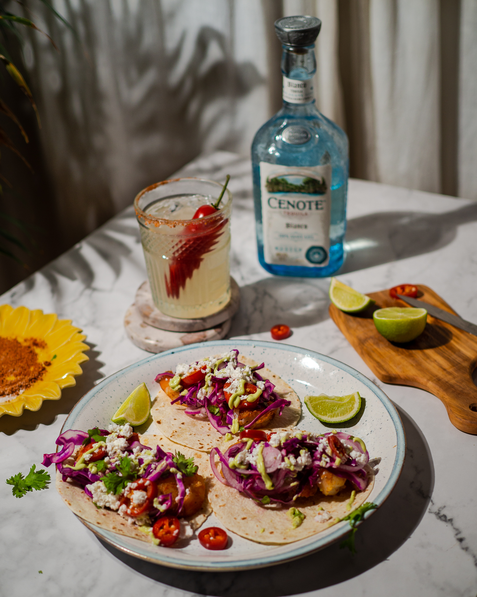 Γαρίδες σβησμένες με tequila μέσα σε μαλακές τορτίγιες με εθιστική σως αβοκάντο-γιαούρτι, παρέα με δροσερές margarita. Και η καλύτερη fiesta γίνεται σπίτι σου. 