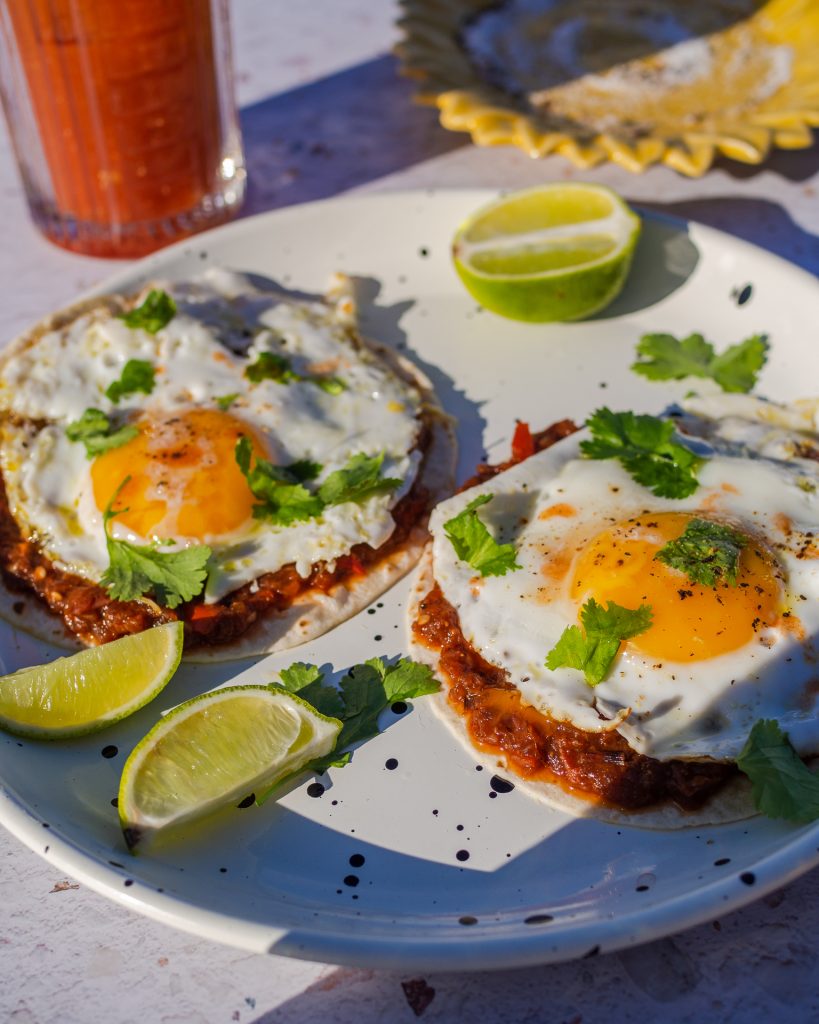 Bloody Marias, η μεξικάνική εκδοχή του αγαπημένου κοκτέϊλ παρέα με αβγά τηγανητά, με πικάντικη, καψαλισμένη κόκκινη salsa πάνω σε μαλακές τορτίγιες. Και κάθε ΣΚ γίνεται fiesta.