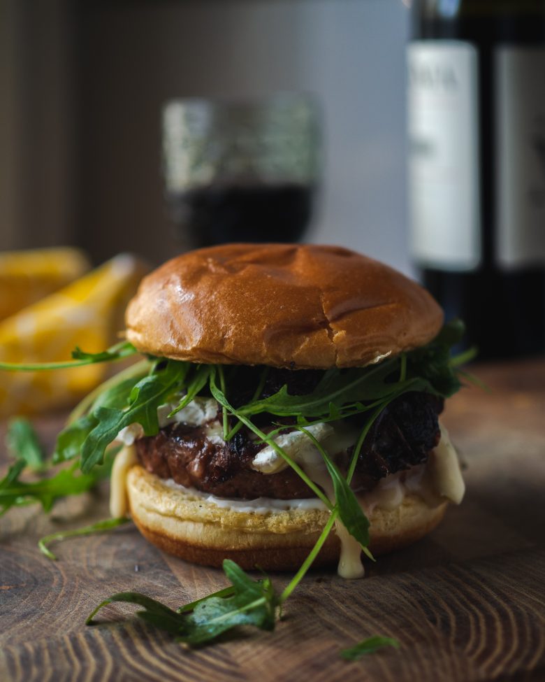 Ένα από τα πιο επικά και ξεχωριστά burger, με λιωμένο, βουτυράτο brie και θυμαράτα καραμελωμένα κρεμμύδια.