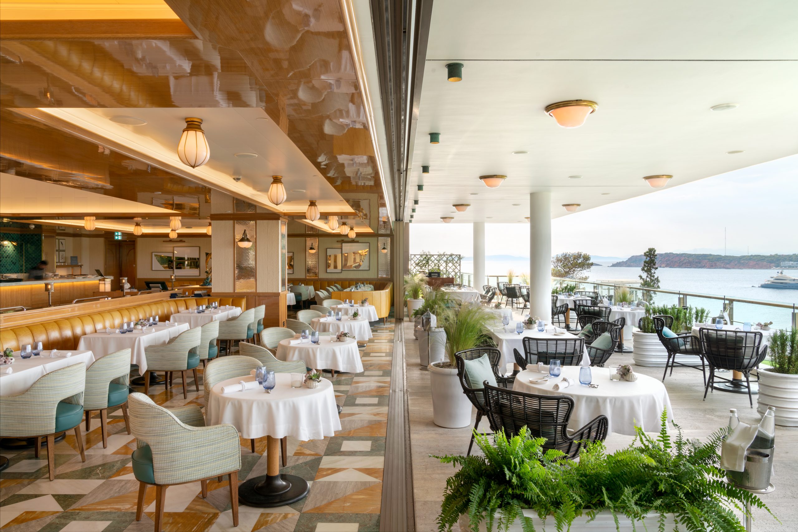 Ξεκινώντας από τον πιο ερωτικό μήνα του χρόνου, γιορτάστε κάθε μήνα τη δύναμη της αγάπης στο Four Seasons Astir Palace Hotel Athens.