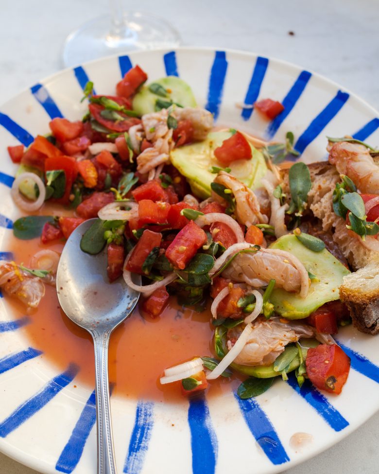 Το λες και greek ceviche. Γαρίδες μαριναρισμένες με ντομάτες, μπόλικο λεμόνι, φρέσκο κρεμμύδι και διάφορα καλούδια. Παρέα με μια παγωμένη ρετσίνα.