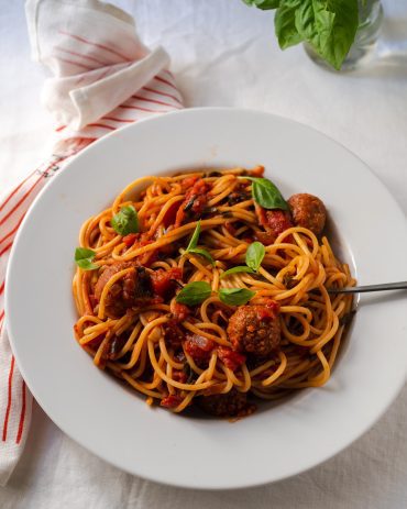 Η πιο αγαπησιάρικη και λιμπιστική μακαρονάδα, spaghetti and meatballs, στην vegan, πανεύκολη εκδοχή της