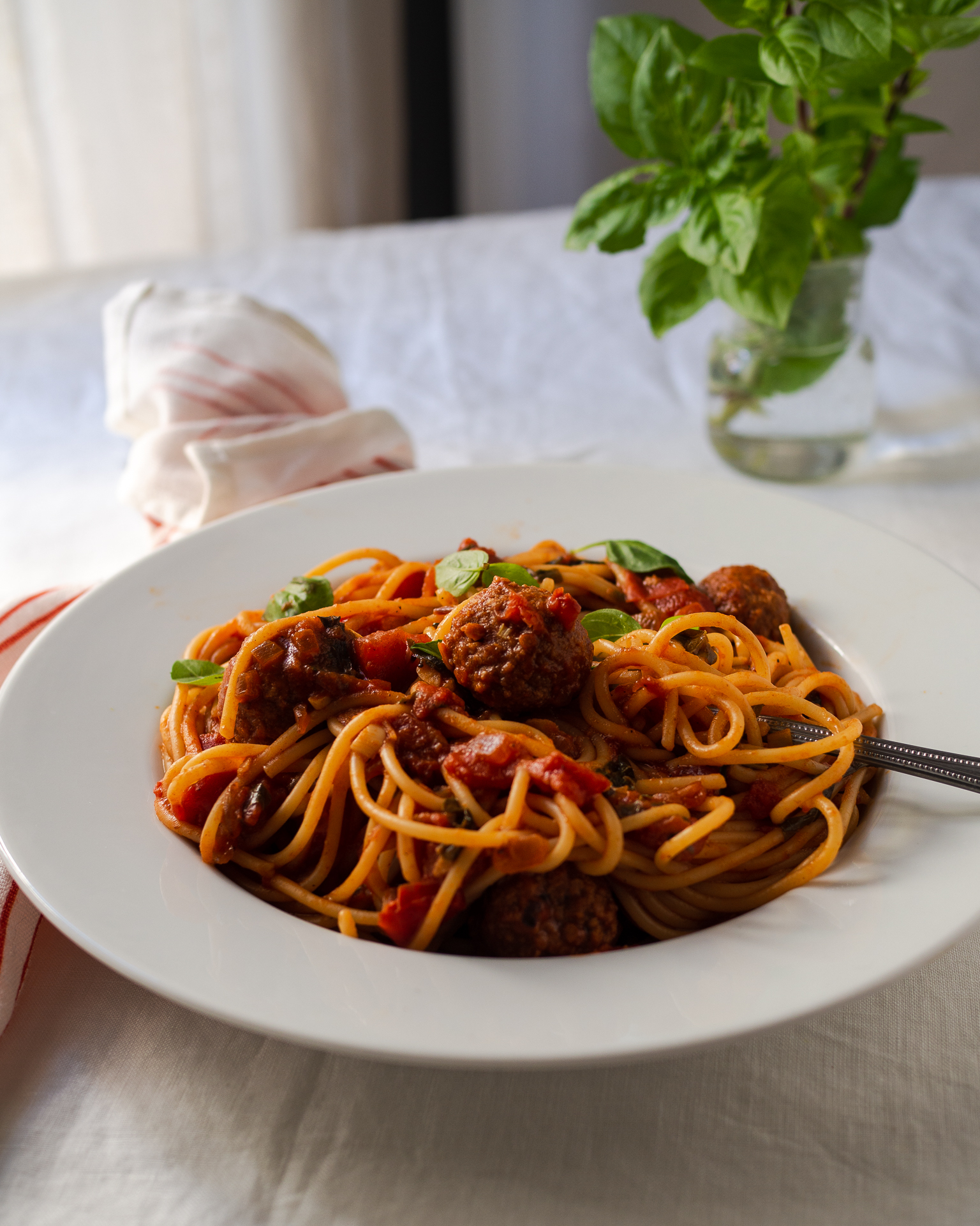 Η πιο αγαπησιάρικη και λιμπιστική μακαρονάδα, spaghetti and meatballs, στην vegan, πανεύκολη εκδοχή της