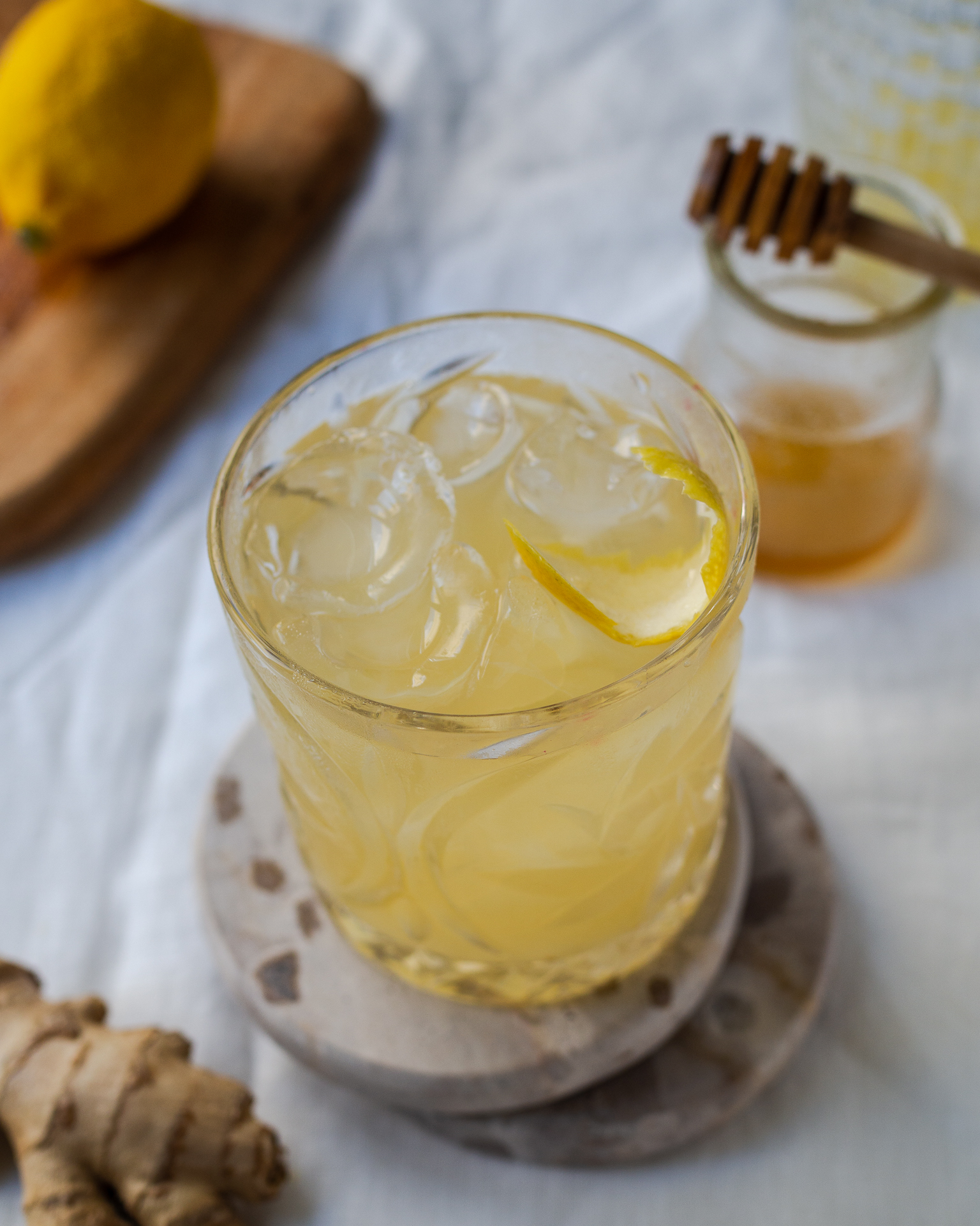 Με δύο σκοτσέζικα ουίσκι, ένα blended και ένα καπνιστό, με μέλι, τζίνζερ και λεμόνι, η πενικιλίνη είναι ένα βάλσαμο για τα κρύα απογεύματα του χειμώνα.